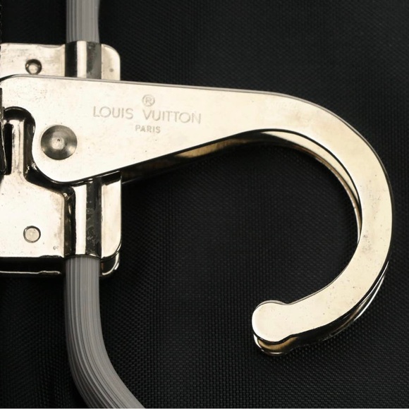 Louis Vuitton Taiga Gibeciere Garment Bag 💼 - Picture 6 of 12